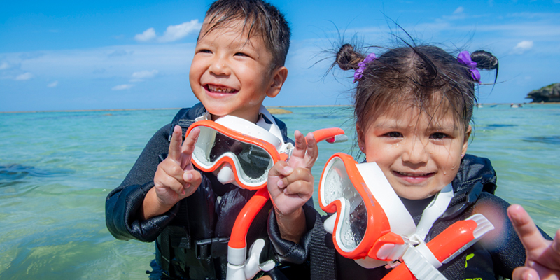 サンゴを楽しむシュノーケル
